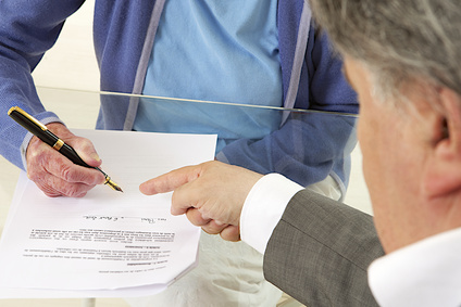 Femme âgée signant un contrat