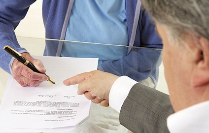 Signature contrat - Personne âgée
