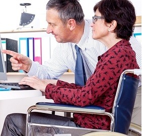 Femme en fauteuil roulant aidée